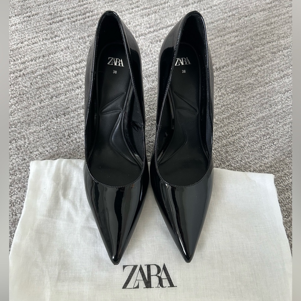 Black point toe patent leather stiletto
